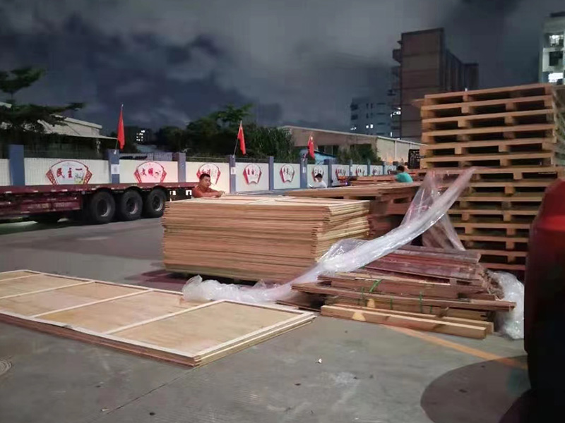 深(shen)圳石岩某(mou)重型設備(bei)包裝