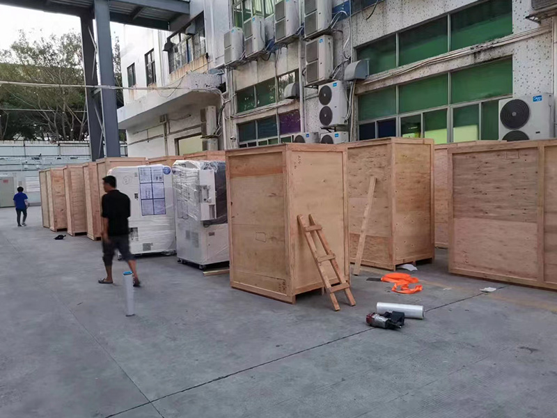 深圳福(fu)永出口(kou)設備打(da)包現場(chang)